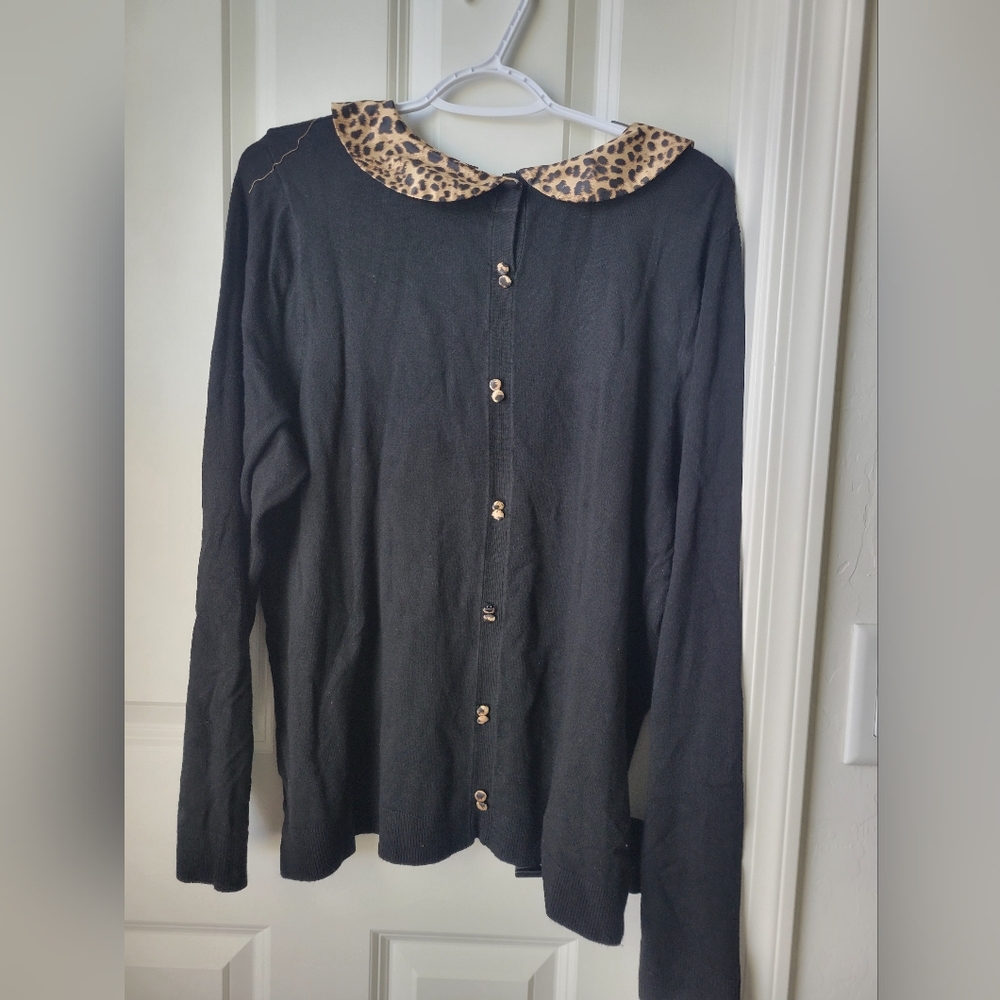 Black Sweater with Leopard Print Collar - Picture 2 of 3